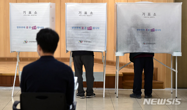 [대구=뉴시스] 이무열 기자 = 제21대 국회의원선거 사전투표 첫 날인 10일 대구 수성구 만촌1동 행정복지센터에 마련된 사전 투표소에서 유권자들이 투표를 하고 있다. 2020.04.10. lmy@newsis.com