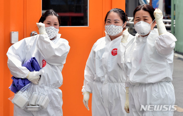 [대구=뉴시스] 이무열 기자 = 신종 코로나바이러스 감염증(코로나19) 대구지역 신규 확진자 수가 지난 2월 18일 대구 확진자(31번)가 나온 이후 52일 만에 처음으로 0명으로 떨어진 10일 오후 대구 중구 계명대학교 대구동산병원에서 의료진이 병동으로 향하며 파이팅을 외치고 있다. 2020.04.10.lmy@newsis.com