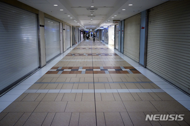 [도쿄=AP/뉴시스]신종 코로나바이러스 감염증(코로나19) 확산 방지를 위해 긴급사태 선언 발령이 내려진 도쿄에서 지난 10일 한 상점가의 식당과 가게들이 문을 닫았다. 2020.04.13.