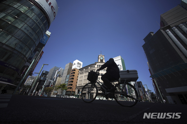 [도쿄=AP/뉴시스]신종 코로나바이러스 감염증(코로나19) 확산 방지를 위해 긴급사태 선언일 발령된 도쿄의 긴자 거리가 지난 10일 한산하다. 2020.04.13.