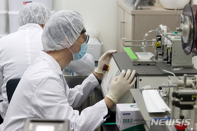 [서울=뉴시스] 이영환 기자 = 10일 오후 서울 관악구 서울대학교 수의과대학 생명명공학연구동에 위치한 진단시약 개발업체 프로탄바이오 키트개발실에서 연구원들이 코로나19 진단키트 제작 연구를 하고 있다. 2020.04.10.&nbsp;&nbsp; 20hwan@newsis.com