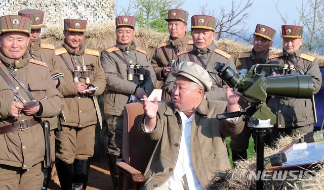 [서울=뉴시스]김정은 북한 국무위원장이 인민군 군단별 박격포병 구분대 포사격훈련을 지도했다고 조선중앙TV가 10일 보도했다. (사진=조선중앙TV 캡처) 2020.04.10. photo@newsis.com