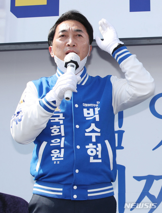 [부여=뉴시스] 김진아 기자 = 이낙연 더불어민주당 공동상임선대위원장이 10일 충남 부여시장에서 충남 공주부여청양 박수현 후보 지원유세를 하자 박수현 후보가 지지를 호소하고 있다. 2020.04.10. bluesoda@newsis.com