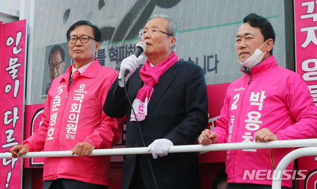 [서울=뉴시스] 장세영 기자 = 김종인 미래통합당 총괄선대위원장이 10일 서울 영등포구 대신시장 앞에서 열린 미래통합당 영등포구 지역 지원유세에 참석해 미래통합당 재21대 총선 영등포구갑 문병호 후보자, 영등포구을 박용찬 후보자와 함께 손을 들어 유권자들에게 지지를 호소하고 있다. 2020.04.10. photothink@newsis.com