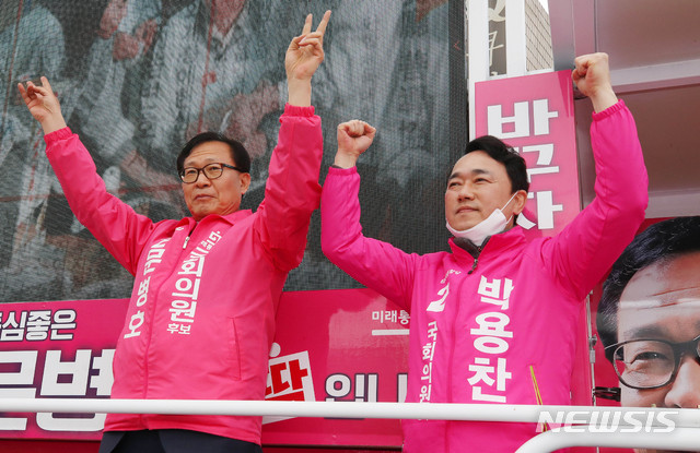 [서울=뉴시스] 장세영 기자 = 미래통합당 제21대 총선 영등포구갑 문병호 후보자와 영등포구을 박용찬 후보자가 10일 서울 영등포구 대신시장 앞에서 열린 미래통합당 영등포구 지역 합동유세에 참석해 유권자들에게 손들어 지지를 호소하고 있다. 2020.04.10.&nbsp; photothink@newsis.com