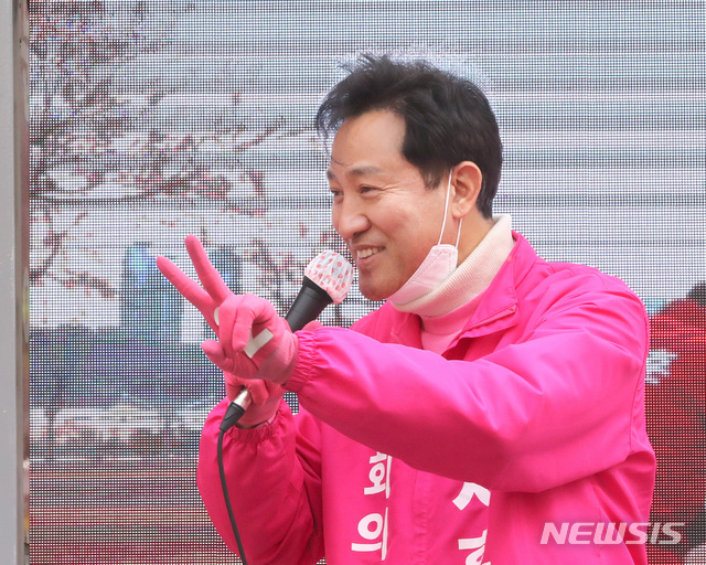 [서울=뉴시스] 전진환 기자 = 제21대 국회의원선거 광진을에 출마한 오세훈 미래통합당 후보가 10일 오후 서울 광진구 자양4동 주택가에서 유세차량을 타고 시민들에게 지지를 호소하고 있다. 2020.04.10.&nbsp; amin2@newsis.com