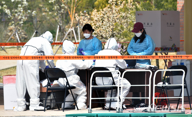 [대구=뉴시스] 이무열 기자 = 제21대 국회의원선거 사전투표가 시작된 10일 오전 신종 코로나바이러스 감염증(코로나19) 경증 환자들이 생활치료 받고 있는 중앙교육연수원에서 사전투표를 하고 있다. 2020.04.10.lmy@newsis.com