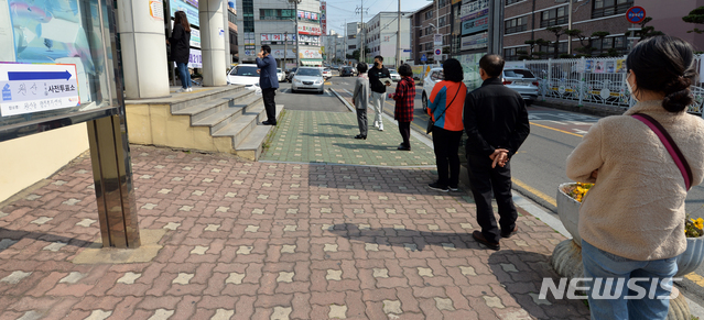 [목포=뉴시스]변재훈 기자 = 제21대 국회의원 선거 사전투표 첫날인 10일 오후 전남 목포시 원산동 행정복지센터 사전투표소 앞에서 유권자들이 투표에 앞서 간격을 유지하며 차례를 기다리고 있다. 2020.04.10.wisdom21@newsis.com