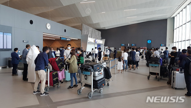 [서울=뉴시스]쿠웨이트 교민들이 지난달 10일(현지시간) 쿠웨이트 국제공항에서 대한민국행 특별전세기편에 탑승하기 위해 수속을 밟고 있다. (사진=외교부 제공) 2020.04.10. photo@newsis.com