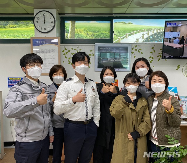 [포항=뉴시스] 강진구 기자 = 경북 포항북부경찰서(서장 정흥남)는 최근 경북경찰청에서 실시한 2020년 치안고객만족도 조사에서 도내 민원업무 분야 우수관서로 선정됐다고 11일 밝혔다.포항북부경찰서 민원업무 담당 경찰관들.(사진=포항북부경찰서 제공) 2020.04.11.  photo@newsis.com