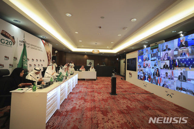 [리야드=AP/뉴시스] 사우디아라비아 에너지부가 공개한 이 사진에서 압둘아지즈 빈 살만 사우디 에너지 장관이 10일(현지시간) 사우디 리야드 자신의 사무실에서 주요 20개국(G20) 에너지장관 화상회의를 주재하고 있다. 2020.4.11.