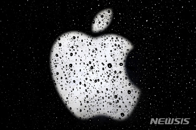 [캔자스시티(미 미주리주)=AP/뉴시스]2018년 12월26일 미 미주리주 캔자스시티의 한 애플스토어에 애플 로고가 보이고 있다. 2020.04.28