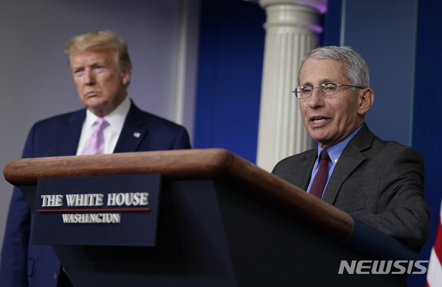 [워싱턴=AP/뉴시스]지난 10일 백악관 신종 코로나바이러스 감염증(코로나19) 태스크포스(TF)에 도널드 트럼프 미국 대통령(왼쪽)과 앤서니 파우치 국립알레르기전염병연구소(NIAID) 소장이 함께 참석한 모습. 트럼프 대통령이 12일(현지시간) 자신의 트위터에 '파우치 해고(#FireFauci)'라는 해시태그가 붙은 글을 리트윗해 그 배경에 관심이 쏠리고 있다. 2020.04.13. 