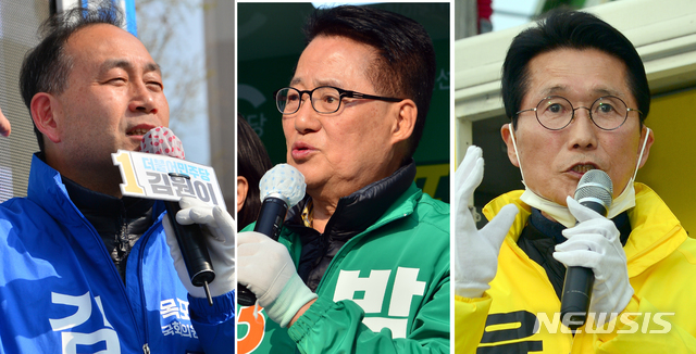 [목포=뉴시스]변재훈 기자 = 제21대 국회의원 선거 목포 지역구에 출마한 더불어민주당 김원이(왼쪽부터), 민생당 박지원, 정의당 윤소하 후보가 10일 오후 전남 목포시 연산동 연산 주공5단지, 연산동 연산 주공5단지, 산정동 신안 비치1차 아파트 사거리에서 각각 유세를 펼치며 유권자에게 한 표를 호소하고 있다. 2020.04.10. wisdom21@newsis.com 