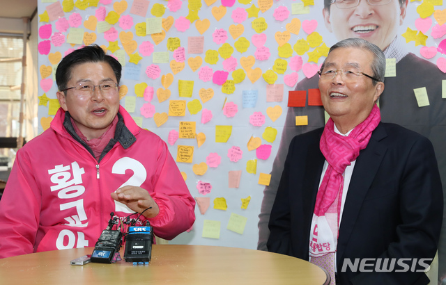 [서울=뉴시스] 고승민 기자 = 미래통합당 황교안 대표와 김종인 총괄선대위원장이 11일 서울 종로구 황교안 후보 선거사무소에서 당의 현안을 안건으로 회동하고 있다. 2020.04.11.  kkssmm99@newsis.com