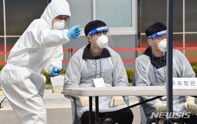 [용인=뉴시스] 김종택 기자 = 제21대 국회의원선거 사전투표일인 11일 오전 신종코로나바이러스 감염증(코로나19)생활치료센터로 지정된 경기 용인시 남사면 한화생명라이프파크에 설치된 특별사전투표소에서 선관위 관계자가 투표준비를 하고 있다. 2020.04.11. semail3778@naver.com