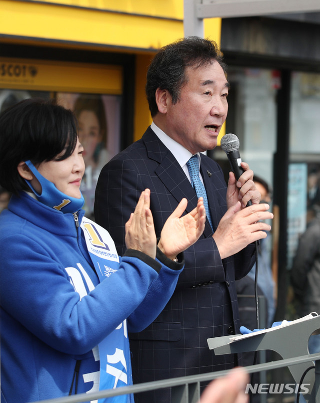 [서울=뉴시스] 김진아 기자 = 이낙연 더불어민주당 공동상임선대위원장이 11일 서울 동작구 중앙대병원 앞에서 서울 동작을 이수진 후보 지원유세를 하고 있다. 2020.04.11. bluesoda@newsis.com