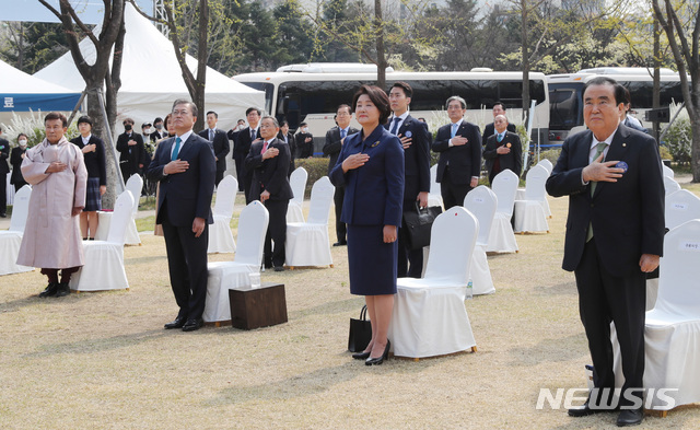 [서울=뉴시스]박영태 기자 = 문재인 대통령과 부인 김정숙 여사가 11일 서대문독립공원 어울쉼터에서 열린 제101주년 대한민국임시정부 수립 기념식 및 기념관 기공식에서 국민의례를 하고 있다. 2020.04.11since1999@newsis.com