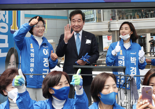 [서울=뉴시스] 김진아 기자 = 이낙연 더불어민주당 공동상임선대위원장이 11일 서울 서초구 방배역에서 서울 서초갑 이정근 후보, 서초을 박경미 후보 지원유세를 하고 있다. 2020.04.11. bluesoda@newsis.com