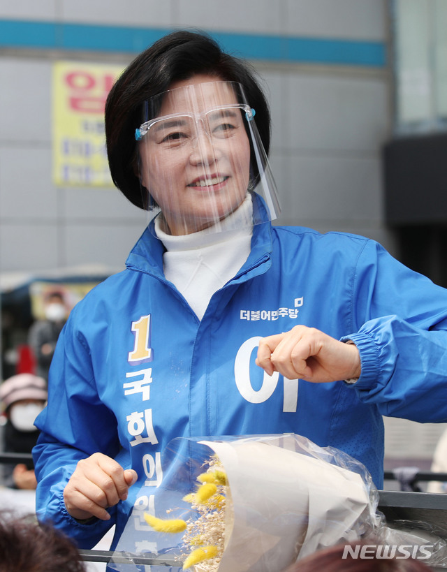 [서울=뉴시스] 김진아 기자 = 제21대 국회의원선거 서울 서초갑에 출마하는 더불어민주당 이정근 후보가 11일 서울 서초구 방배역에서 이낙연 더불어민주당 공동상임선대위원장의 지원유세를 기다리며 춤을 추고 있다. 2020.04.11. bluesoda@newsis.com