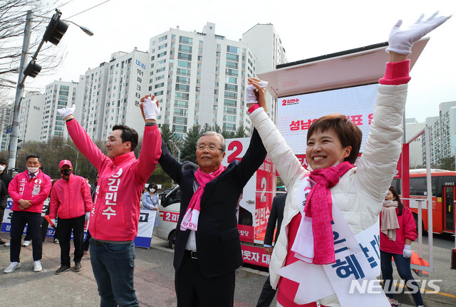 [성남=뉴시스] 장세영 기자 = 김종인 미래통합당 총괄선대위원장이 11일 경기 성남시 분당구 초림삼거리 분당중앙공원 입구에서 열린 미래통합당 성남분당구 지역 후보자들의 지원연설에 참석해 미래통합당 제21대 총선 경기 성남시분당구갑 김은혜 후보자, 남동구을 성남시분당구을 김민수 후보자와 함께 유권자들에 손을 들어 인사를 하고 있다. 2020.04.11. photothink@newsis.com