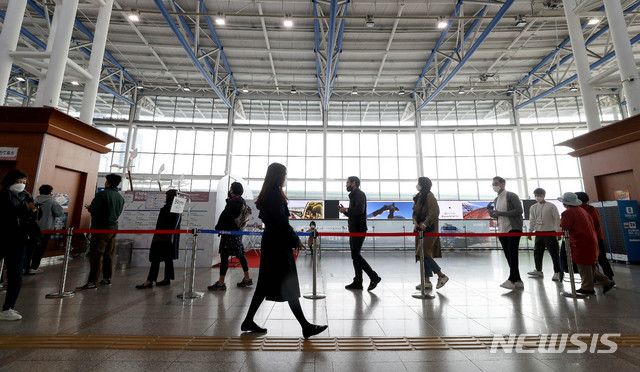 [서울=뉴시스]김병문 기자 = 제21대 국회의원 선거 사전투표를 마친 선거인이 1000만명을 넘어선 가운데 11일 오후 서울 용산구 서울역에 마련된 남영동 사전투표소에 유권자들이 줄을 서 있다. 2020.04.11.&nbsp; dadazon@newsis.com