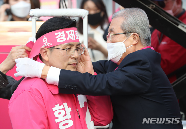 [서울=뉴시스] 고승민 기자 = 제21대 국회의원 선거에 출마하는 미래통합당 황교안 종로구 후보가 김종인 총괄선대위원장과 함께 11일 서울 종로구 혜화역 일대에서 유세를 하고 있다. 2020.04.11.  kkssmm99@newsis.com