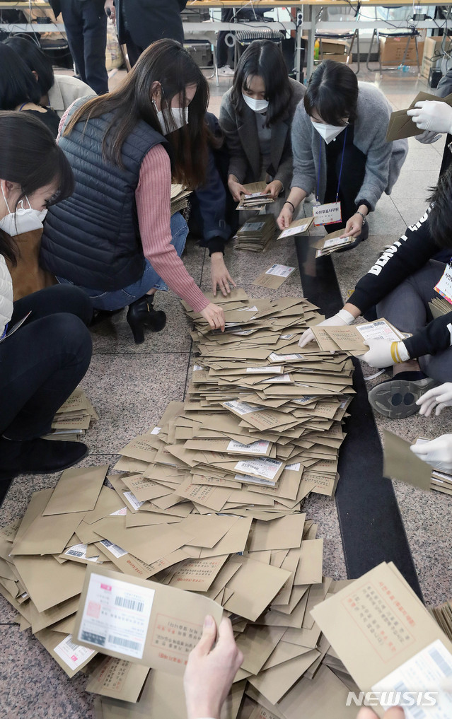 [서울=뉴시스]김병문 기자 = 제21대 국회의원 선거 사전투표가 끝난 11일 오후 서울 용산구 서울역에 마련된 남영동 사전투표소에서 선거관계자들이 사전투표용지 분류작업을 하고 있다. 2020.04.11. dadazon@newsis.com