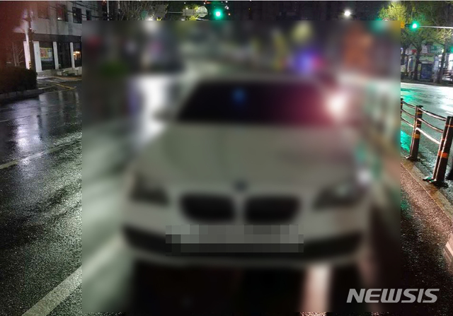 [부산=뉴시스] 부산 서부경찰서는 운전면허 취소 수준의 음주상태로 승용차를 운전하다가 도로 한복판에 정차 중인 차량 안에서 잠이 든 40대 여성 A씨를 도로교통법(음주운전) 위반 혐의로 불구속 입건했다고 12일 밝혔다. (사진=부산경찰청 제공)