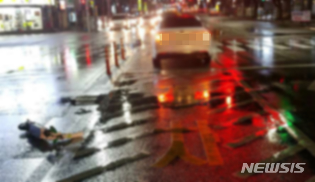 [부산=뉴시스] 지난 12일 0시 15분께 부산 해운대구의 한 도로를 달리던 승용차가 횡단보도를 건너던 전동퀵보드를 들이받은 사고 현장. (사진=부산경찰청 제공)