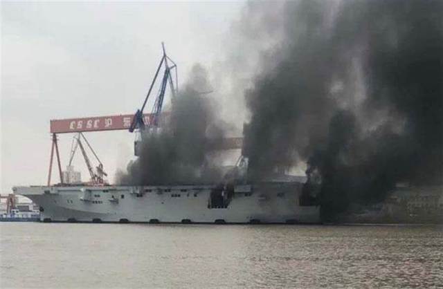 [서울=뉴시스] 작년 9월 진수한 중국 075형 강습상륙함 1번함이 11일 상하이 후둥중화 조선소에서 해상시험을 앞두고 준비작업을 하던 중 화재를 만났다.(사진출처:웨이보 캡처) 2020.04.12