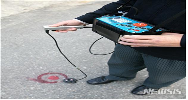 [서울=뉴시스] '전자 청음봉'을 활용해 누수탐지를 하고 있는 모습. (사진=서울시 제공) 2020.04.12. photo@newsis.com 