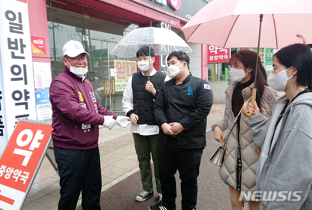 [광주=뉴시스] 선거운동 하는 광주 북구갑 무소속 김경진 후보. photo@newsis.com