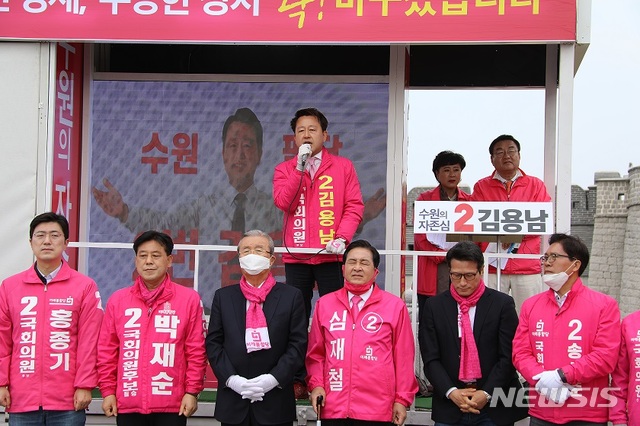 [수원=뉴시스] 12일 오전 10시께 경기 수원시 팔달구 지동교에서 수원병 미래통합당 김용남 후보(위 가운데) 김종인 미래통합당 선대위원장이 참석한 집중유세에 참석한 자리에서 지지를 호소하고 있다. 2020.4.12 (사진=김용남 후보 캠프 제공)photo@newsis.com