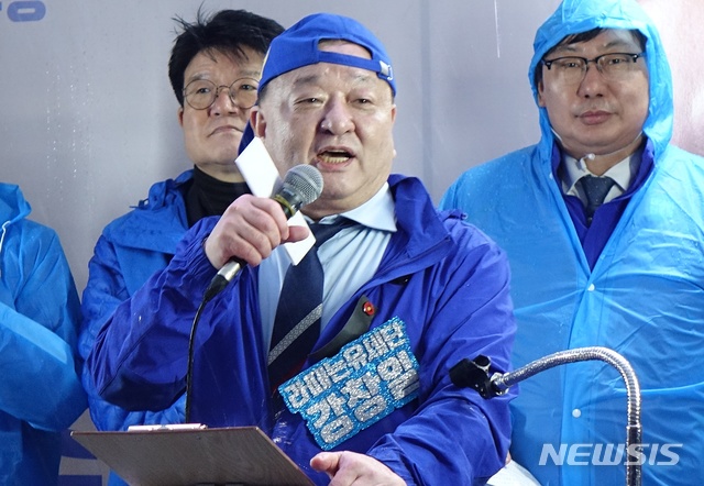 [제주=뉴시스]배상철 기자 = 더불어민주당 강창일 의원이 12일 오후 제주시 노형로터리에서 제주시 갑 선거구에 출마한 송재호 후보 지원 유세를 하고 있다. 2020.04.12. bsc@newsis.com