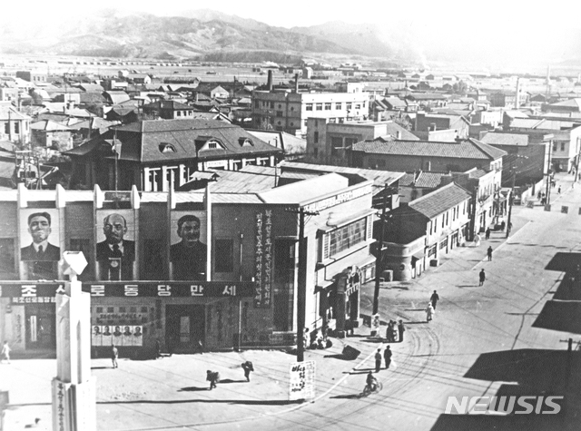 [서울=뉴시스] 1946년 11월 북조선로동당 함흥시당부에 걸려 있는 스탈린, 레닌, 김일성의 초상화. 그 아래로 도·시·군인민위원회선거에 추천된 후보자들의 선거 포스터가 붙어 있다. (사진=미디어한국학 제공) 2020.04.12. photo@newsis.com