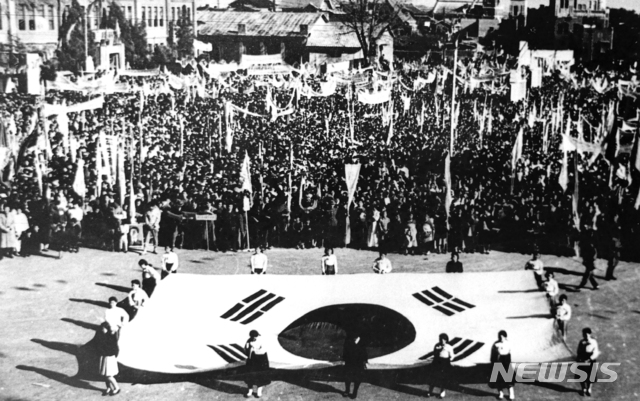 [서울=뉴시스] 1946년 11월 3일 도·시·군인민위원회 선거를 앞두고 북조선민주주의민족통일전선은 각계각층의 집회를 열고 주민들의 선거 참여를 독려하였다. (사진=미디어한국학 제공) 2020.04.12. photo@newsis.com