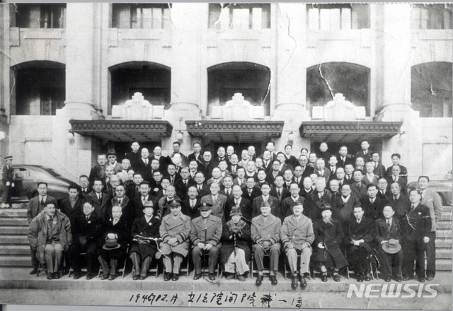 [서울=뉴시스] 1947년 12월 과도입법의원 개원 1주년을 맞아 입법의원과 미군 주요 요인들이 기념 촬영을 하고 있다. 1열 왼쪽에서 4번째 서재필(徐載弼), 7번째부터 김규식(金奎植) 의장, 미소공동위원회 미측 수석대표 브라운 소장, 미군정장관 대리 헬믹 대장, 최동오(崔東旿) 부의장 등의 모습이 보인다. 과도입법의원은 1948년 5월 10일 총선거 이후 제헌국회가 구성되면서 해체됐다. (사진=미디어한국학 제공) 2020.04.12. photo@newsis.com