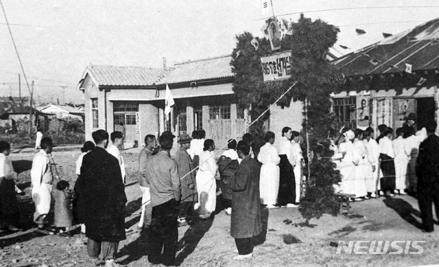 [서울=뉴시스] 1946년 11월 3일 도·시·군인민위원회 위원선거를 하기 위해 평양의 시민들이 투표소 앞에 줄지어 서 있다. (사진=미디어한국학 제공) 2020.04.12. photo@newsis.com