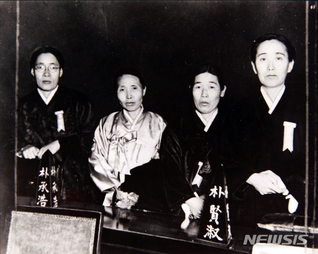 [서울=뉴시스] 1946년 12월 12일 개원한 과도입법의원의 관선 의원 선출된 4명의 여성의원. 왼쪽부터 신의경(辛義卿), 황신덕(黃信德), 박승호(朴承浩), 박현숙(朴賢淑). (사진=미국 국립문서기록청) 2020.04.12. photo@newsis.com (* 위 사진은 재배포, 재판매, DB 및 활용을 금지합니다)