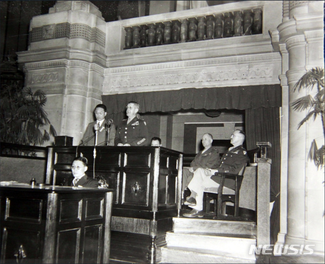 [서울=뉴시스] 1946년 12월 12일 정오, 중앙청 제1 회의실에서 개최된 남조선과도입법의원 개원식에서 주한미군사령관 하지 중장이 축하 연설하고 있다. (사진=미국 국립문서기록청) 2020.04.12. photo@newsis.com (* 위 사진은 재배포, 재판매, DB 및 활용을 금지합니다)