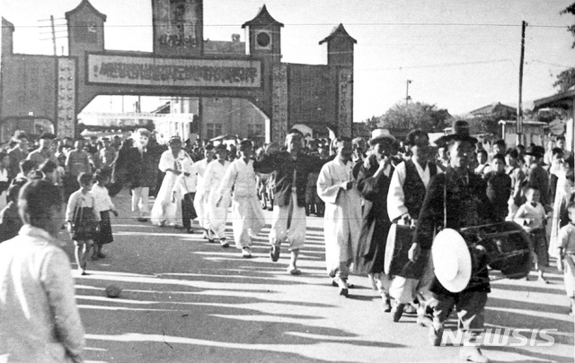 [서울=뉴시스] 1946년 11월 3일 도·시·군인민위원회 선거를 마친 후 평양의 시민들이 시내를 행진하며 축하 행사를 하고 있다. (사진=미디어한국학 제공) 2020.04.12. photo@newsis.com
