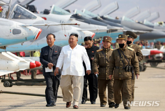 [서울=뉴시스]김정은 북한 국무위원장이 서부지구 항공 및 반항공사단 관하 추격습격기연대를 시찰했다고 12일 조선중앙TV가 보도했다. 2020.04.12. (사진=조선중앙TV 캡쳐) photo@newsis.com