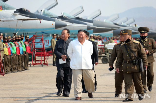 [서울=뉴시스]김정은 북한 국무위원장이 서부지구 항공 및 반항공사단 관하 추격습격기연대를 시찰했다고 12일 조선중앙TV가 보도했다. 2020.04.12. (사진=조선중앙TV 캡쳐) photo@newsis.com