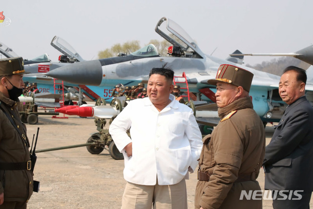 [서울=뉴시스]김정은 북한 국무위원장이 서부지구 항공 및 반항공사단 관하 추격습격기연대를 시찰했다고 12일 조선중앙TV가 보도했다. 2020.04.12. (사진=조선중앙TV 캡쳐) photo@newsis.com