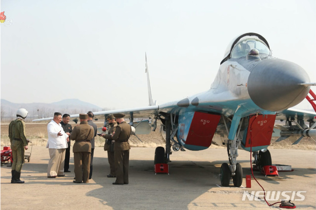 [서울=뉴시스]김정은 북한 국무위원장이 서부지구 항공 및 반항공사단 관하 추격습격기연대를 시찰했다고 12일 조선중앙TV가 보도했다. 2020.04.12. (사진=조선중앙TV 캡쳐) photo@newsis.com