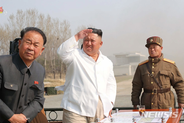 [서울=뉴시스]김정은 북한 국무위원장이 서부지구 항공 및 반항공사단 관하 추격습격기연대를 시찰했다고 12일 조선중앙TV가 보도했다. 2020.04.12. (사진=조선중앙TV 캡쳐)&nbsp; photo@newsis.com