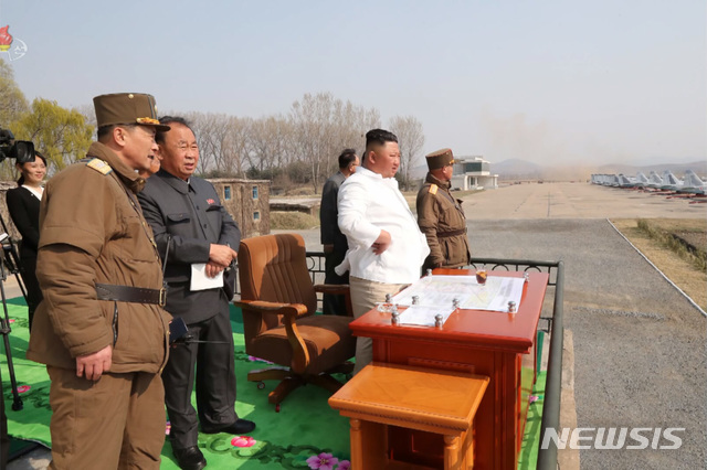 [서울=뉴시스]김정은 북한 국무위원장이 서부지구 항공 및 반항공사단 관하 추격습격기연대를 시찰했다고 12일 조선중앙TV가 보도했다. 2020.04.12. (사진=조선중앙TV 캡쳐) photo@newsis.com
