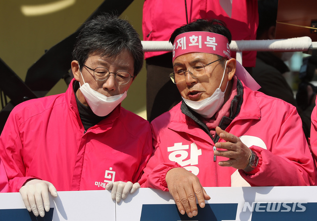 [서울=뉴시스] 고승민 기자 = 제21대 국회의원 선거에 출마하는 미래통합당 황교안 종로구 후보와 유승민 의원이 12일 서울 종로구 청계광장에서 대국민 호소 합동유세를 하던 중 대화를 하고 있다. 2020.04.12.kkssmm99@newsis.com