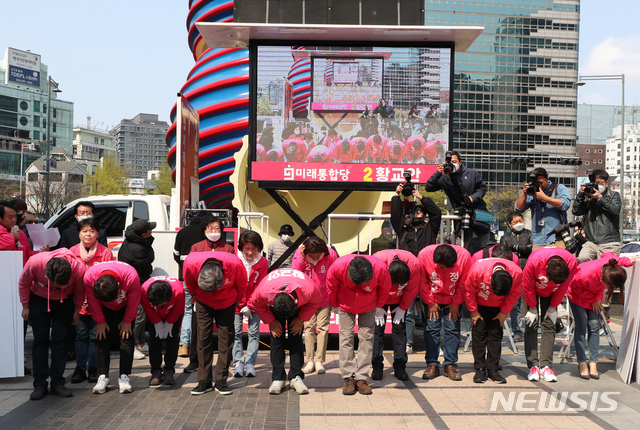 [서울=뉴시스] 고승민 기자 = 제21대 국회의원 선거에 출마하는 미래통합당 황교안 종로구 후보와 오세훈 광진을, 나경원 동작을 후보를 비롯한 서울지역 후보들, 유승민 의원, 박형준, 신세돈 공동선대위원장이 12일 서울 종로구 청계광장에서 대국민 호소 합동유세를 하고 있다. 2020.04.12.kkssmm99@newsis.com